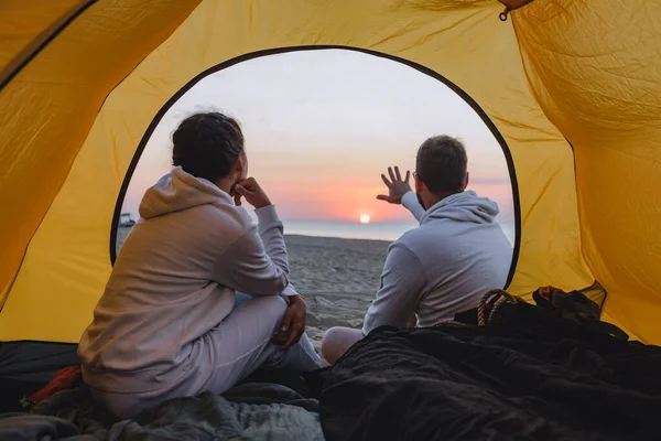 Paar Das Zeltlager Sitzt Und Den Sonnenuntergang Betrachtet Zweisamkeit — Stockfoto