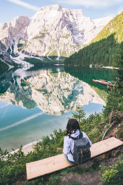Kürsüde oturan kadın Kuzey İtalya 'da Pragser Wildsee' ye bakıyor. kopyalama alanı. yaz tatili