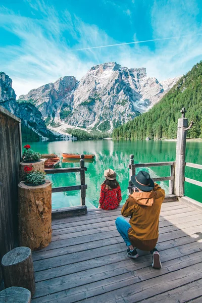Fotograf Fotit Ženu Červených Šatech Jezera Pozadí Dolomity Hory — Stock fotografie