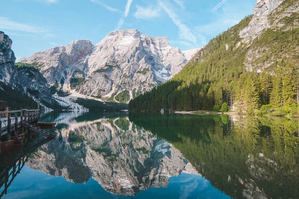 Krajina Pohled Alpské Jezero Letní Čas Odraz Vodní Hladině — Stock fotografie