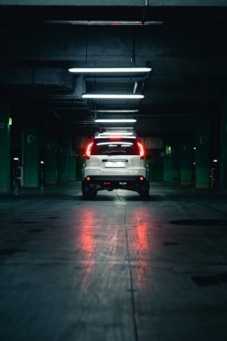 Yeraltı otoparkında beyaz bir cip. şehir yaşam tarzı. Boşluğu kopyala