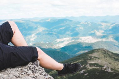 Bacaklar zirvenin tepesinde. En üstte. Boşluğu kopyala