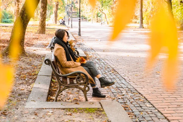 Γυναίκα Κάθεται Στον Πάγκο Στο Πάρκο Της Πόλης Φθινόπωρο Πίνοντας — Φωτογραφία Αρχείου