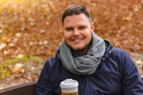 Mann Trinkt Kaffee Freien Herbstsaison Stadtpark — Stockfoto