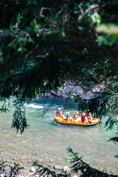 Dzembronia, Ukrayna - 1 Ağustos 2020: dağ nehri kıyısında rafting yapan bir grup insan. Boşluğu kopyala.