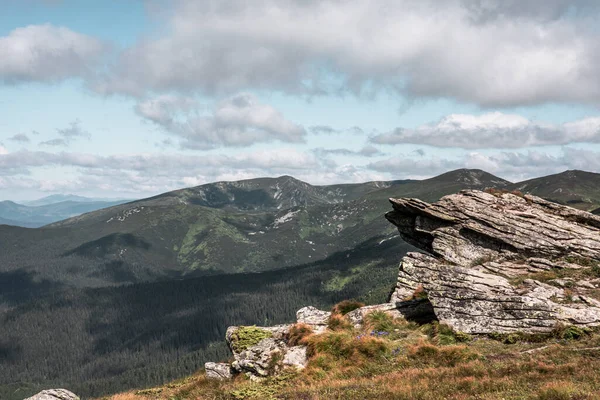 Vista Panoramica Sulle Montagne Con Grande Roccia Come Oggetto Principale — Foto Stock