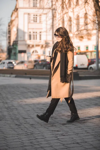 Dış mekanda kahve içen şık ve güzel bir kadının portresi.