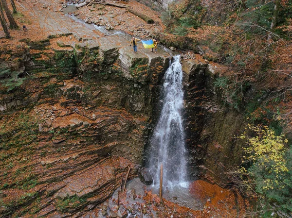 Man Met Vrouw Met Oekraïense Vlag Top Van Waterval Herfst — Stockfoto