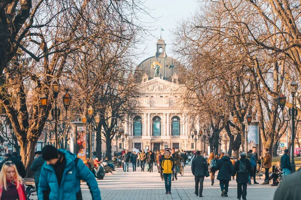 Lviv Ucrânia Fevereiro 2019 Pessoas Caminhando Pela Praça Cidade Europeia — Fotografia de Stock