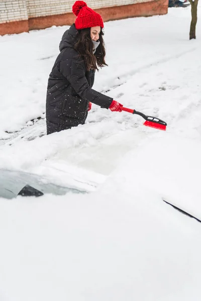 Kvinna Ren Bil Med Borste Efter Snö Vinter Snöstorm — Stockfoto