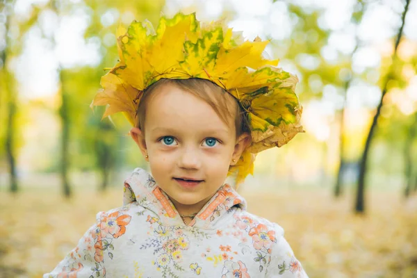 Pequena Menina Brincando Com Bordo Folhas Grinalda Outono Outono Temporada — Fotografia de Stock