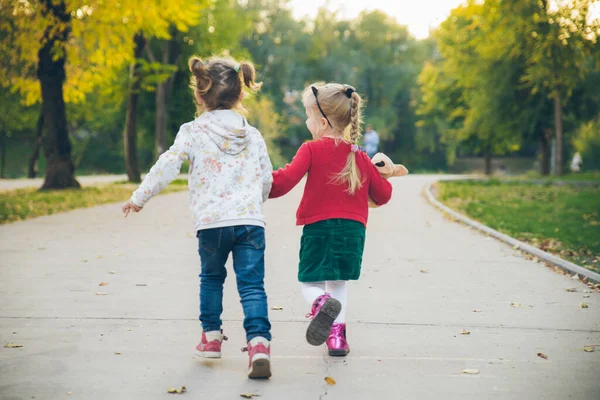 Дві Дівчинки Подружки Грають Осінньому Міському Парку Тримаючись Руки — стокове фото