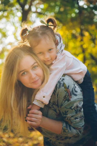 Huckepack Mutter Spielt Mit Tochter Zur Herbstzeit Stadtpark — Stockfoto