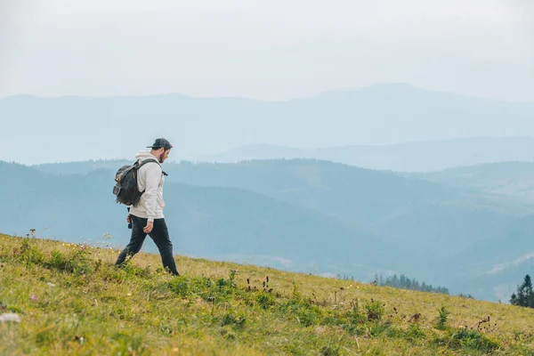 Uomo Con Zaino Escursioni Montagna Stagione Autunnale — Foto Stock