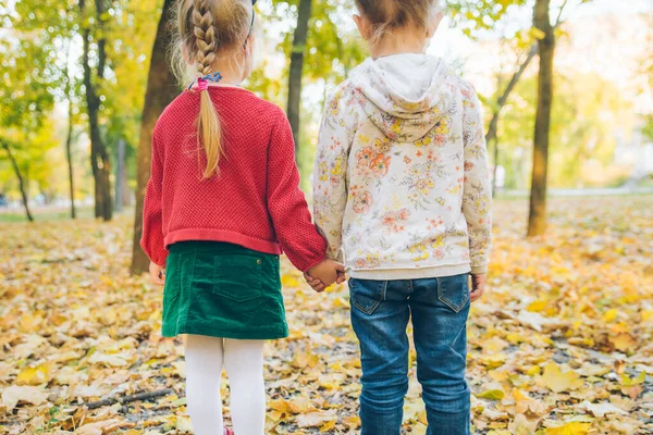 Дві Дівчинки Подружки Грають Осінньому Міському Парку Тримаючись Руки — стокове фото