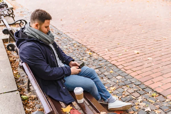 Adam Sonbahar Mevsiminde Açık Havada Kahve Içiyor Telefon Parkında Konuşuyor — Stok fotoğraf