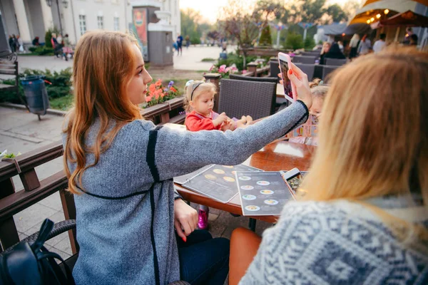 Vício Smartphones Mãe Com Smartphone Crianças Café Comida Bebida — Fotografia de Stock