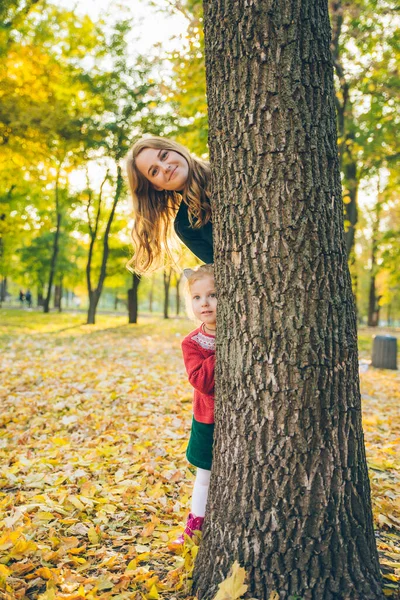 Mãe Com Filha Espreita Para Fora Árvore Outono Parque Público — Fotografia de Stock