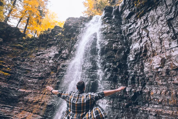 Caminhante Homem Olhando Para Outono Cachoeira Cópia Espaço — Fotografia de Stock