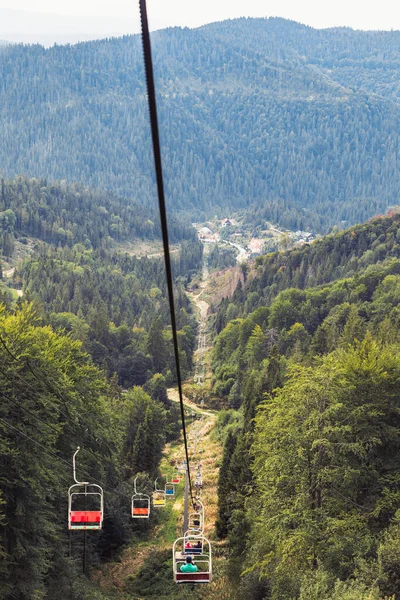 Sommerberge Fahren Mit Dem Sessellift Auf Den Gipfel — Stockfoto