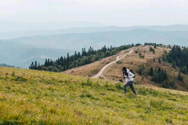 Mujer Con Mochila Senderismo Las Montañas Temporada Otoño — Foto de Stock