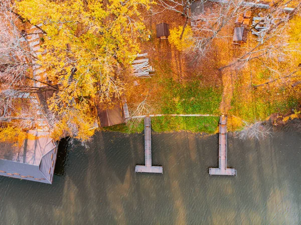 Vista Aerea Del Parco Forestale Autunnale Vicino Lago Con Moli — Foto Stock