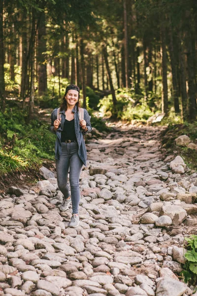 Donna Con Zaino Escursionismo Nella Foresta Sentiero Pietra Concetto Viaggio — Foto Stock