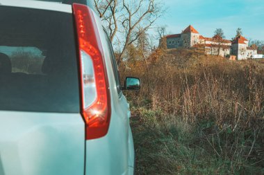 Eski şatoya giden yolda bir cip. sonbahar sezonu