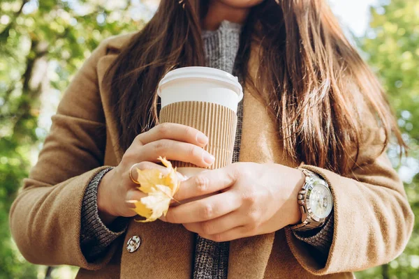 女人端着咖啡杯去秋天秋天的黄叶 — 图库照片