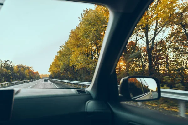 Podzim Auto Cestování Koncept Stromy Žlutými Listy Rovné Dálnice — Stock fotografie