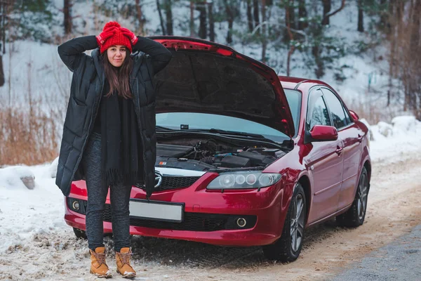 Mulher Zangada Estrada Inverno Perto Carro Quebrado Assistência Rodoviária — Fotografia de Stock