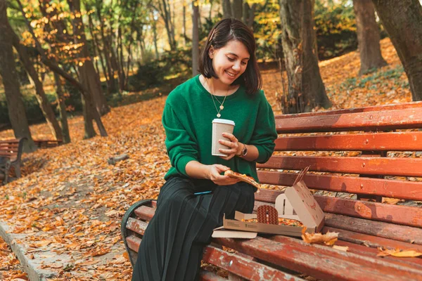 Young Pretty Woman Eating Pizza Drinking Coffee Outdoors Public Park — Stock Photo, Image