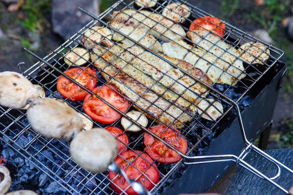 Bbq Conceito Peixe Chamas Com Cogumelo Tomates Fechar Cozinhar Espaço — Fotografia de Stock