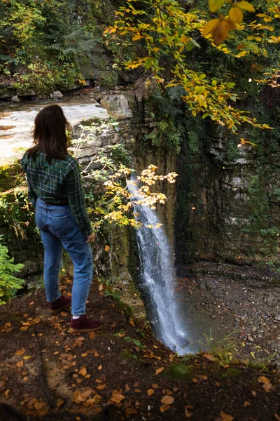 Femme Regardant Cascade Automne Automne Saison Randonnée Concept — Photo