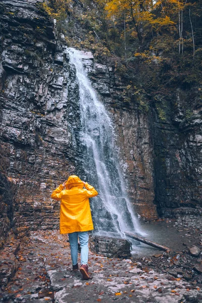 Vrouw Gele Regenjas Bij Herfst Waterval Wandelconcept — Stockfoto