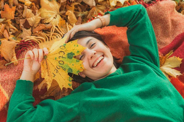 Kobieta Leżąca Kocu Jesiennym Parku Publicznym Śniłem Czymś Październik Tekst — Zdjęcie stockowe