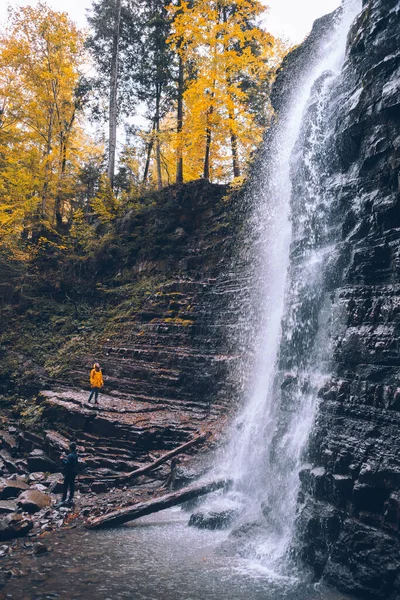 Vrouw Gele Regenjas Bij Herfst Waterval Wandelconcept — Stockfoto