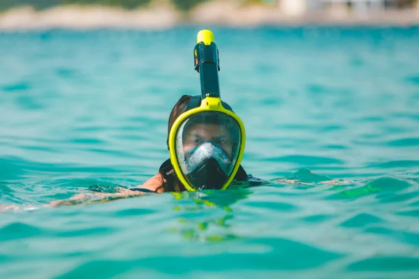 海の水のコピースペースでシュノーケリングマスクの女性 — ストック写真