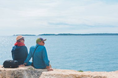 Pula, Hırvatistan - 21 Mayıs 2019: Deniz körfezi yaz tatilinin tadını çıkaran yaşlı çift