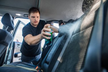 İçerideki oto koltuklarının kuru temizleme