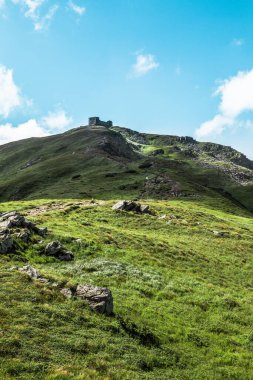 Karpat Dağları 'nın zirvesindeki eski gözlemevi manzarası. Boşluğu kopyala