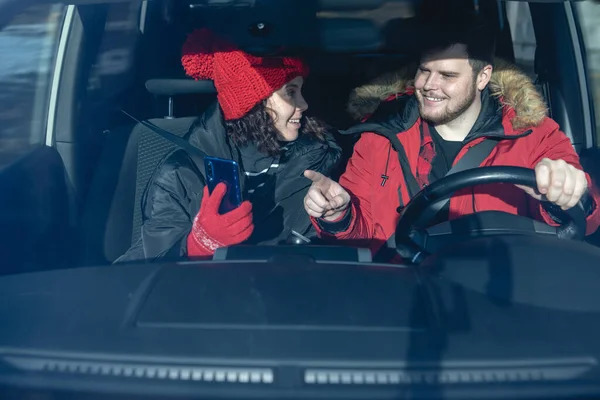 Пара Машине Зимнем Наряде Вождения Говорить Навигации Телефону Аренда Автомобиля — стоковое фото