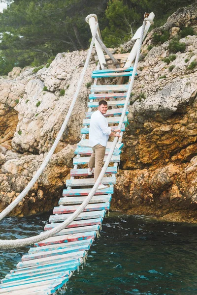 Homem Andando Por Ponte Suspensa Cruzar Mar Marco Famoso — Fotografia de Stock