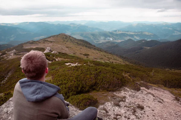 Jovem Homem Forte Sentado Rocha Topo Pico Das Montanhas Desfrutando — Fotografia de Stock