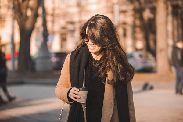 Retrato Mulher Linda Elegante Casaco Livre Beber Café Para Espaço — Fotografia de Stock