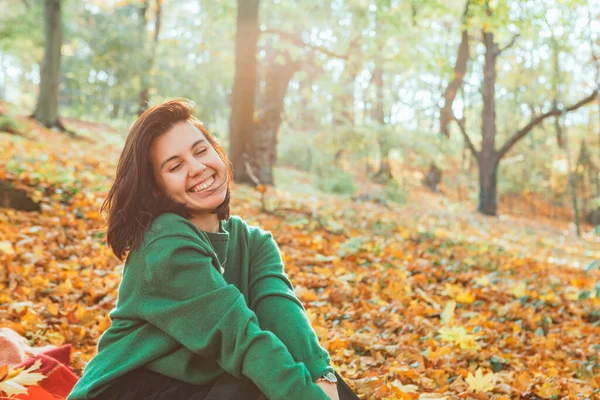 秋天黄色公园里年轻微笑的女人的画像 — 图库照片