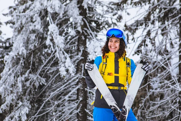 Joven Hermosa Mujer Sonriente Con Retrato Esquí Vacaciones Invierno Actividades —  Fotos de Stock