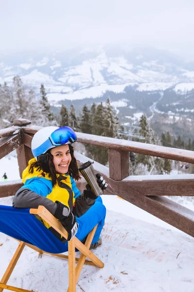 Mulher Roupa Esqui Sentado Cadeira Olhando Para Vista Panorâmica Pico — Fotografia de Stock