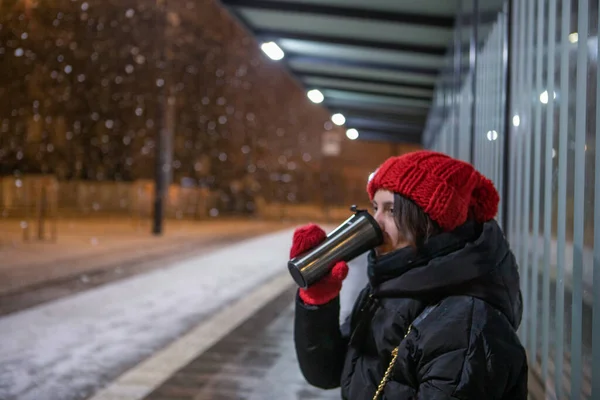 Mujer Traje Invierno Con Sombrero Rojo Sentado Estación Autobuses Espera — Foto de Stock