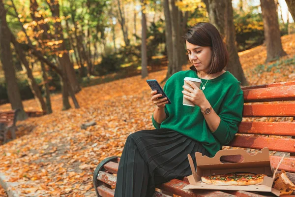 Young Pretty Stylish Woman Sitting Autumn Park Drinking Coffee Surfing — Stock Photo, Image